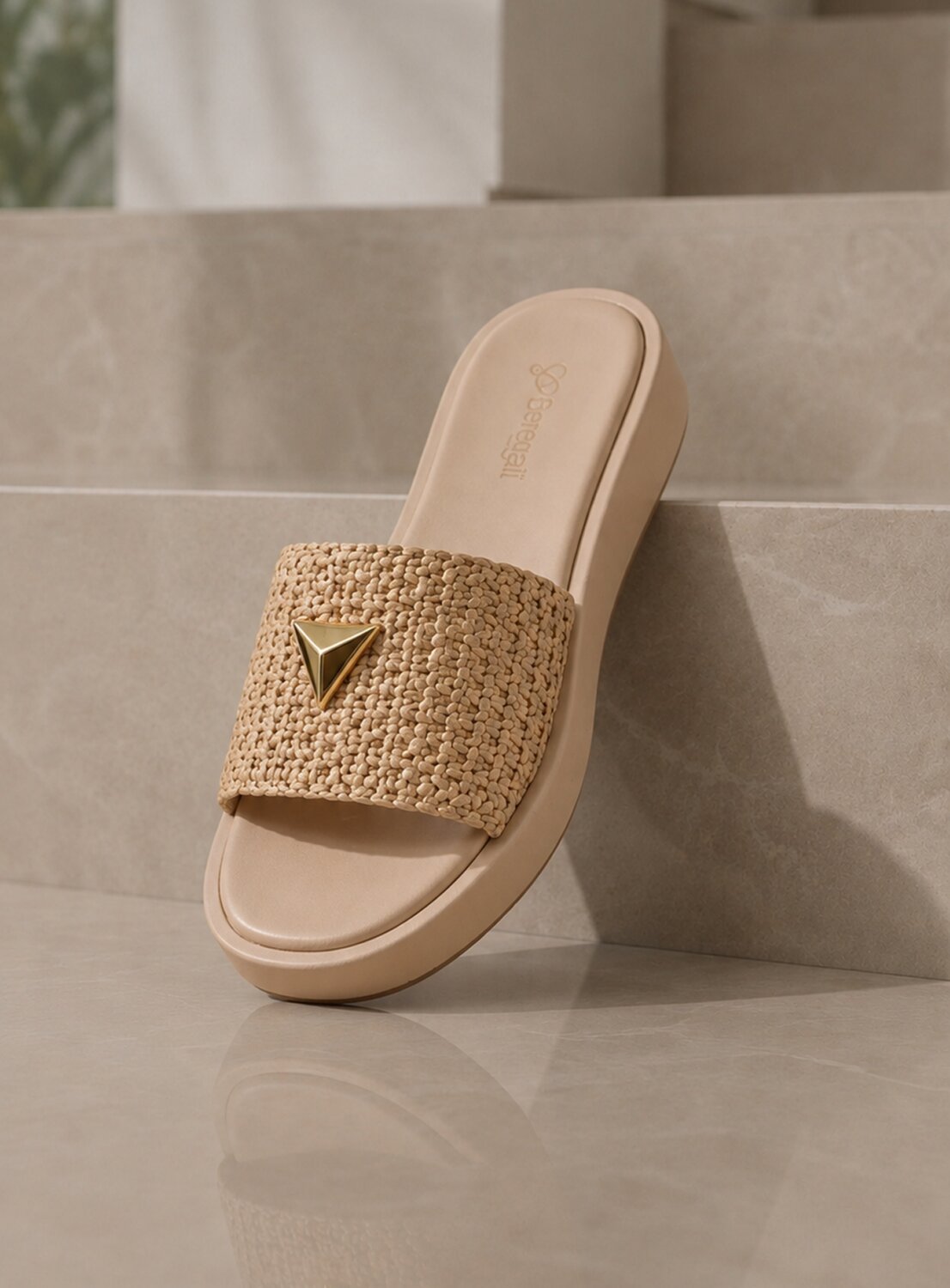 Sandália feminina bege com plataforma e tira trançada, disponível na Realshoes